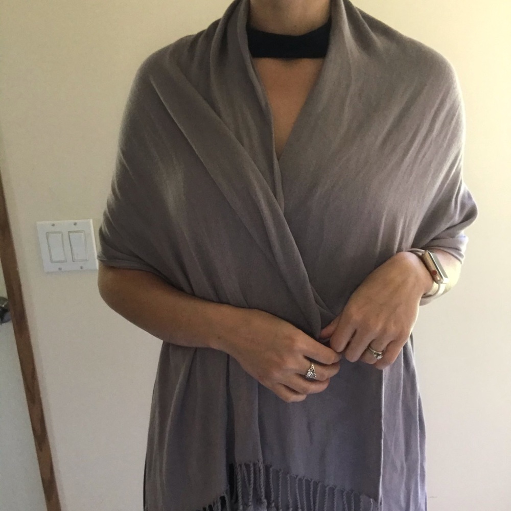 SOLD! Grey scarf - Picture 4 of 5
